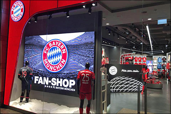 LED-Technik schon im Schaufenster: FC Bayern Fanshop