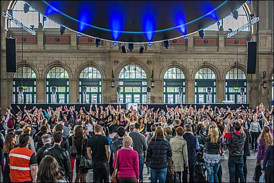Großer Bahnhof: Mit KLING & FREITAG tanzten die Züricher durch die Schalterhalle