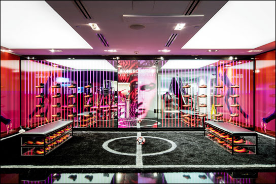 In der New Yorker NikeTown wird zur EM der neue Fußballschuh Mercurial Superfly präsentiert (Fotos: Dorothee Hong).