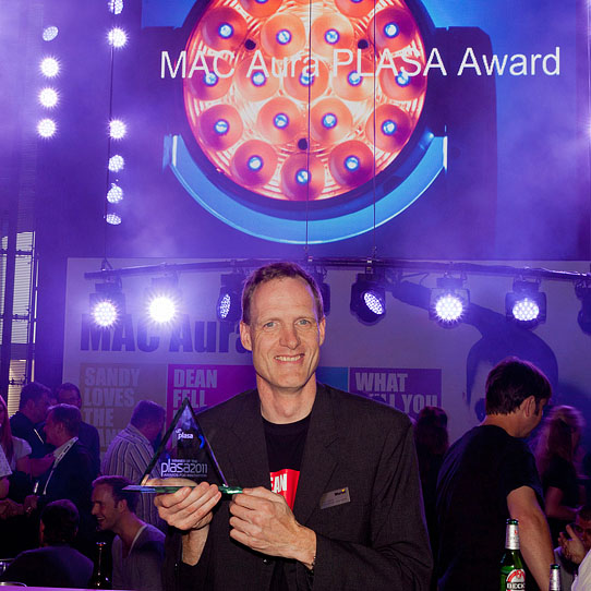 Peter Skytte mit dem PLASA-Innovations-Award für Martin auf DieReferenz.de