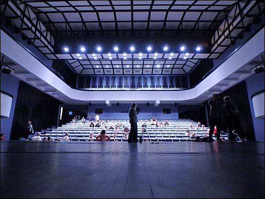 Auditorium des "Paide Kultuurikeskus" in Estland mit neuen ColorSource PAR-Scheinwerfern von ETC