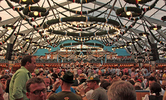 Schottenhamel-Festzelt auf der Wies'n 2011 auf DieReferenz.de