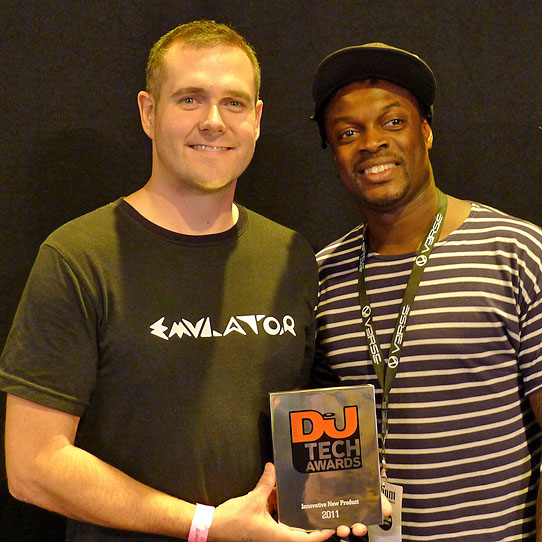 Alan Smithson mit Award für den Emulator auf DieReferenz.de