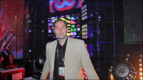 Matthias Schwab (Eurolite) mit seinen COB-LED-Produkten