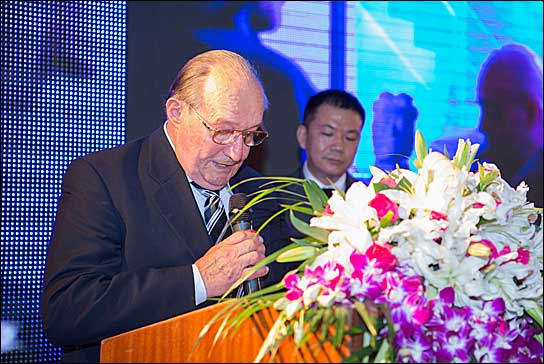 Friedrich Salzbrenner, der Gründer der Salzbrenner Stagetec Mediagroup, bei seiner Ansprache zum zehnjärigen Jubiläum der Salzbrenner-Niederlassung in China.
