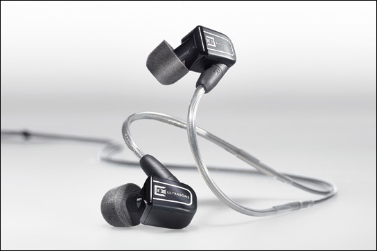 In-ears von Ultrasone mit spezieller Kabelführung um das Ohr herum.