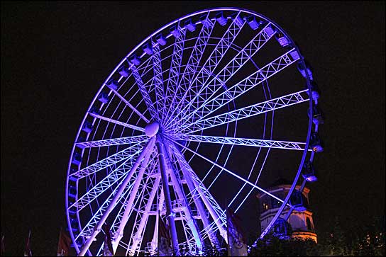 "Wheel of Vision" in Düsseldorf: 40 EHRGEIZ Chroma beleuchten das Riesenrad (Foto: Miriam Gludau).