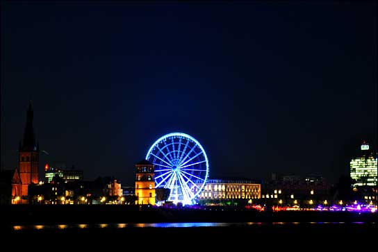 "Wheel of Vision" in Düsseldorf: 42 Gondeln schweben durch die Nacht (Foto: Miriam Gludau).