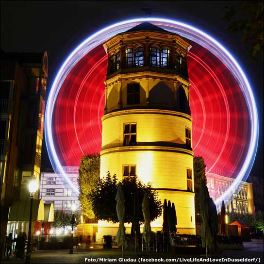 "Wheel of Vision" in Düsseldorf: Blickfang auf dem Burgplatz (Foto: Miriam Gludau).