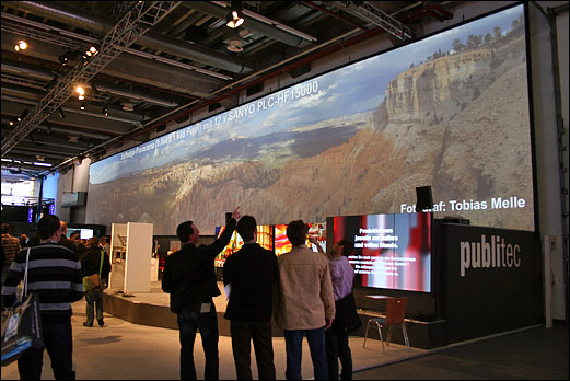 Projektion am Stand von publitec auf DieReferenz.de