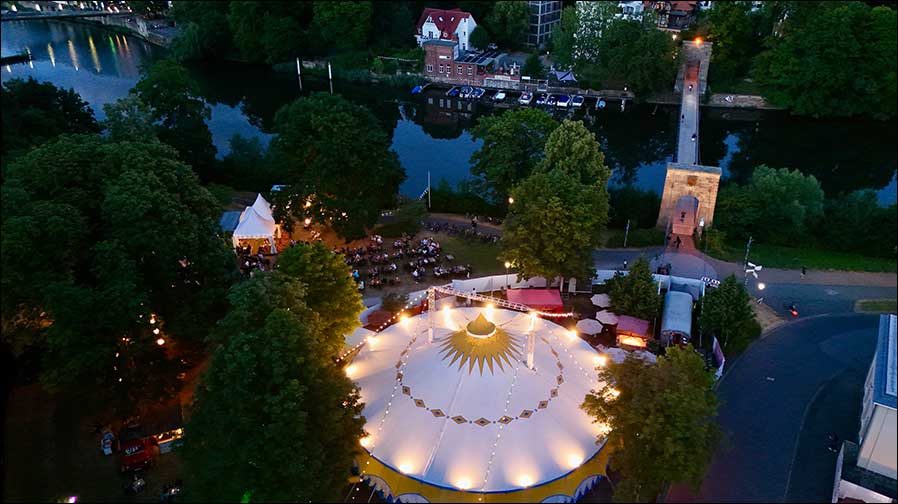 Seit 1987 eine Festival-Institution: das an der Fulda gelegene Kulturzelt Kassel (Foto: Stefan Schaetzky)