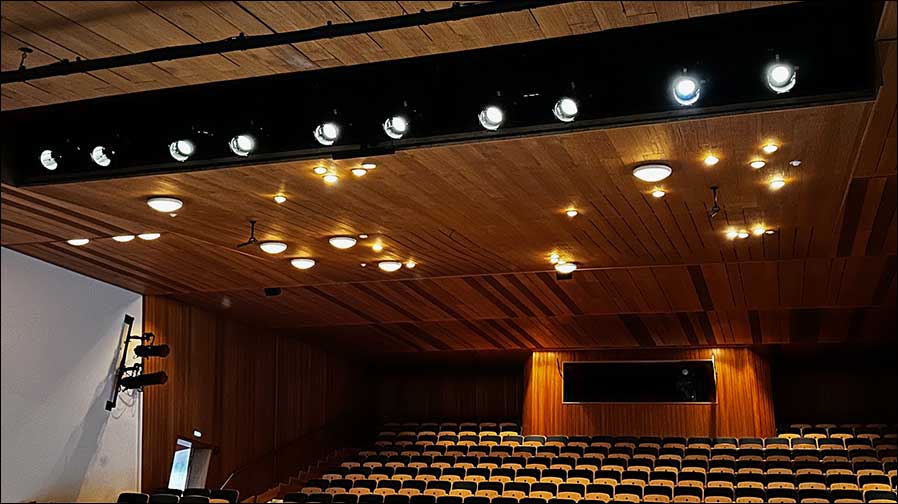 Saalbau Reinach mit ColorSource-Scheinwerfern (Foto: Saalbau Reinach)
