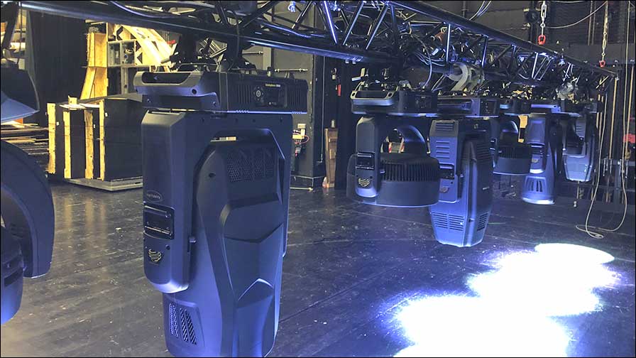 Das Licht-Rigg im E.T.A.-HoffmannTheater bei den Bayerischen Theatertagen 2022 – ETC-Scheinwerfer wie SolaHyBeam 3000 und SolaPix 37 (Foto: Matthias Schäflein)