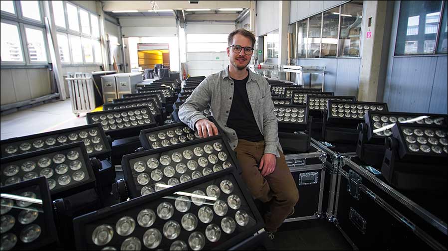 Dominic Frank, Director Hardware & Equipment Management bei Habegger Austria, freut sich über eine große Zahl an NEO-LED-Washlights von ROXX (Foto: Habegger Austria)