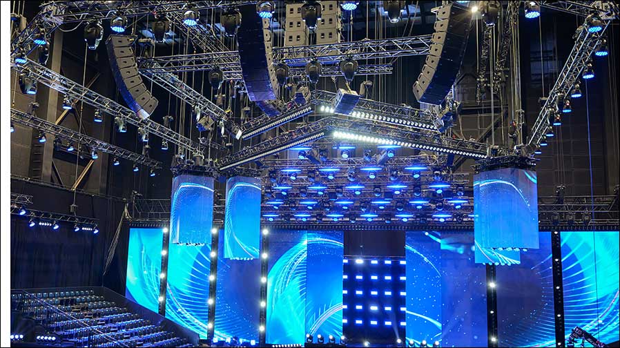 Kaum zu sehen: Beschallung für die Show in den MMC Studios (Fotos: dBTechnologies)