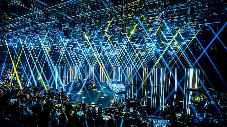 BMW iX3 im Licht von Robe (Fotos: Tobias Heydthausen / Sunrise Studios)