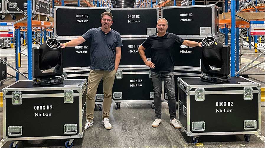 Jörg Stöppler (links) und Markus Jahnel mit dem neuen ORON H2 von Cameo (Foto: Adam Hall Group).