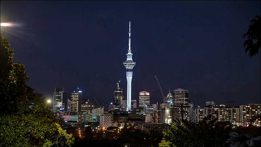 Jetzt im neuen Licht von Anolis: der Auckland Sky Tower (Fotos: Louise Stickland)