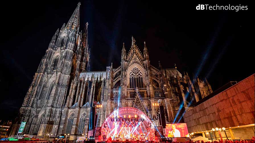 Das große Jubiläum zum verspäteten 50. Geburtstag: Bläck Fööss live vor dem Kölner Dom (Foto: Sascha Gansen / dBTechnologies).