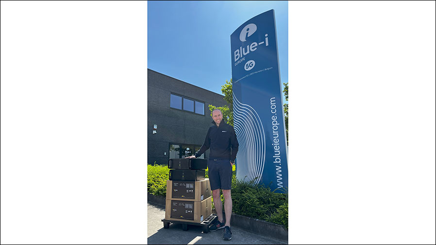 than Forde, Blue-i Group’s European Sales Director, mit den  PIXERA four RS-Medienservern von AV Stumpfl (Foto: AV Stumpfl)
