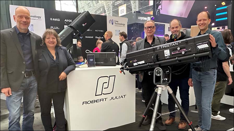 cast vertreibt Robert Juliat (von links): cast-CEO Heinz Siller, cast Marketing-Direktorin Sabine Siller, RJ Sales Director Claus Spreyer, RJ Product Manager Ludwig Lepage und cast Verkaufsdirektor Christian Pies (Foto: Robert Juliat)