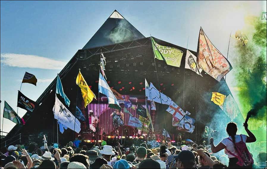 Lizzo auf der Pyramid Stage mit CHAUVET Professional STRIKE M (Foto: Alex Pole / CHAUVET).