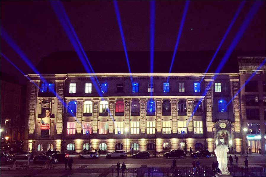 Ein Lichtinstallation in Sachen Klimawandel auf dem Berlinger Gendarmenmarkt