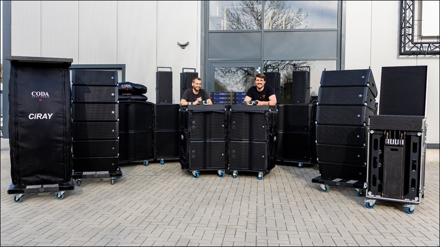 Sehr zufrieden: Maximilian Mund (links) und Nicolai Schanz mit ihrem neuen CiRAY-System von CODA Audio (Foto: Nicolai Schanz / VISO Production)