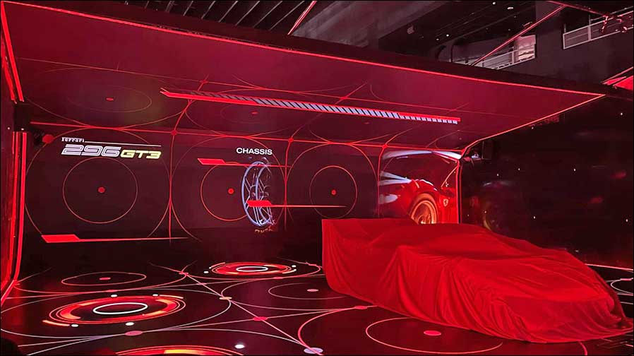 Alles auf Rot: Bei der Ferrari-Ausstellung „Universo Ferrari” dominieren feurige Rottöne (Fotos: CODA Audio)