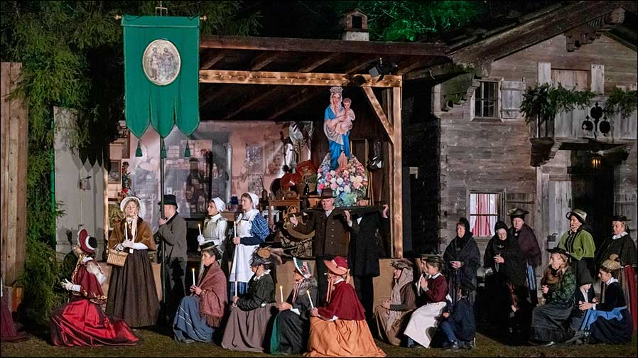 Nicht zu sehen, aber gut zu hören: die in die Kulisse integrierten HOPS12T-Lautsprecher sorgen für die gute Akustik (Foto: Ernst Wukits)