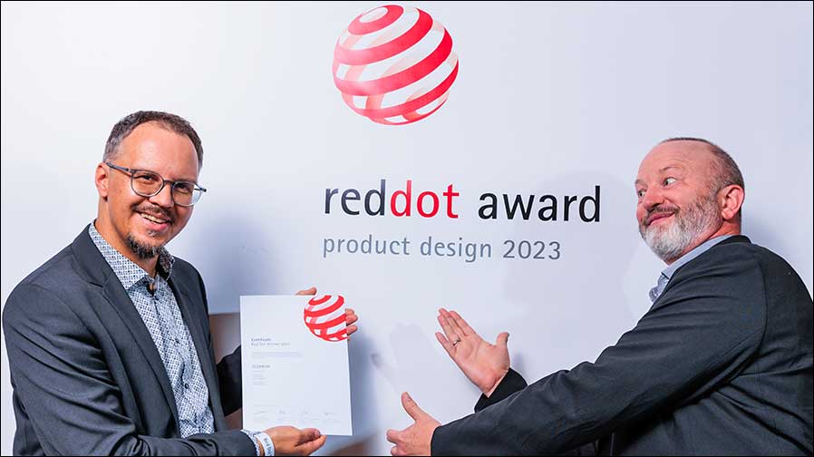 Da freut sich aber jemand: Tim Franke und Stefan Felbermeier von Cordial mit dem Red Dot Award 2023 (Foto: Cordial).