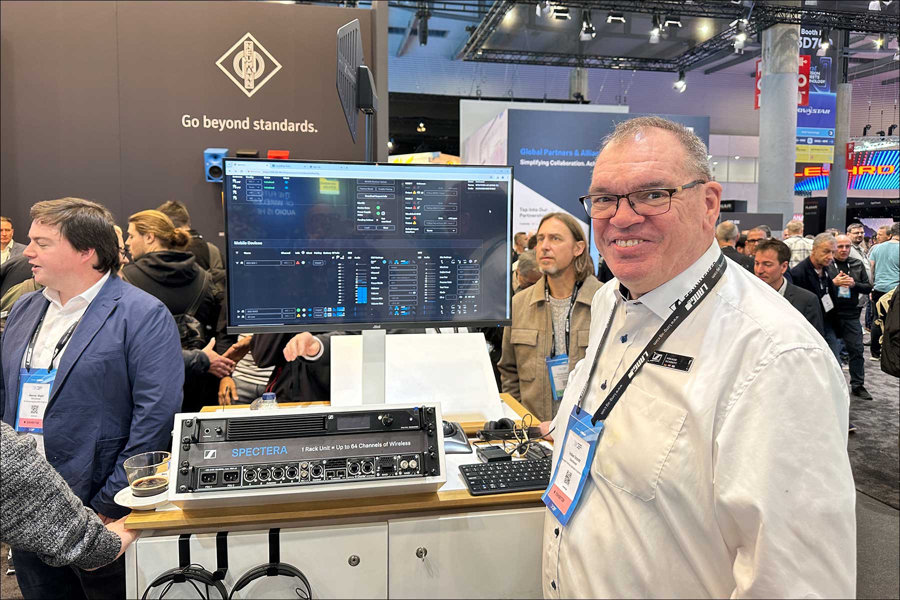 Volker Schmitt von Sennheiser mit dem neuen Spectera-Controller für bis zu 64 Funkstrecken (Foto: Tom Becker / DieReferenz)