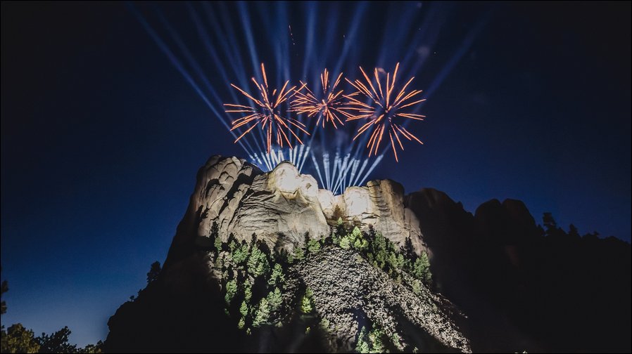 Illuminate hat mit Elation Proteus für das Licht gesorgt: „Freedom 250"-Feierlichkeiten am Mount Rushmore  (alle Fotos: Illuminate)