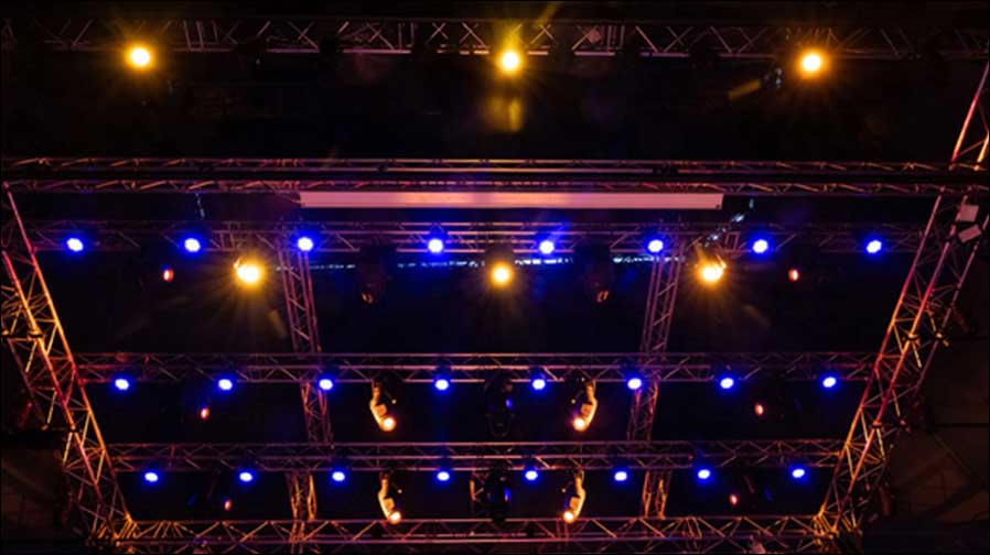 Kompakt, vielseitig, stromsparend: die ETC-Scheinwerfer in der Traverse im Theaterzelt (Fotos: Silke Winkler)