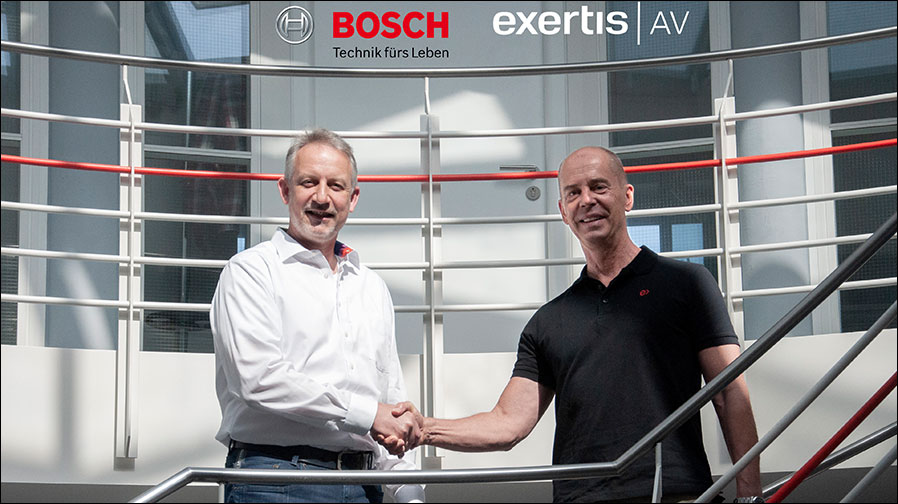 Handschlag auf die neue Zusammenarbeit: Dirk Gante (links) von Bosch und Carsten Steinecker von Exertis AV (Foto: Exertis AV).