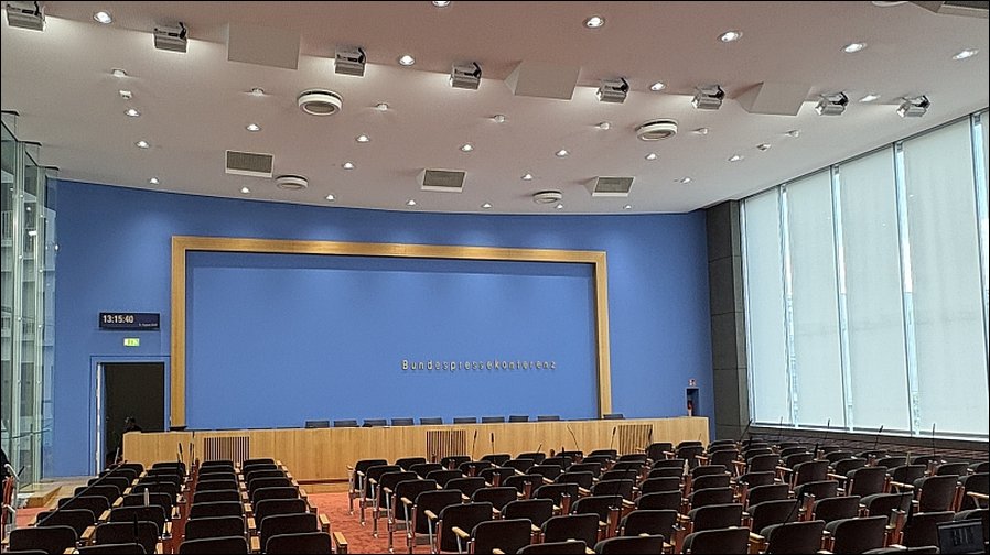 Neues Licht für die Bundespressekonferenz (Fotos: Feiner Lichttechnik GmbH /b2events GmbH)