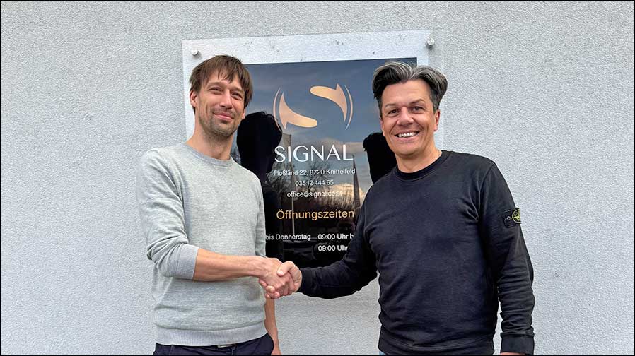 Handschlag auf die gute Zusammenarbeit: Jakob Maier von Feiner Lichttechnik (links) und Matthias Reinthaler von SIGNAL (Foto: Feiner Lichttechnik).