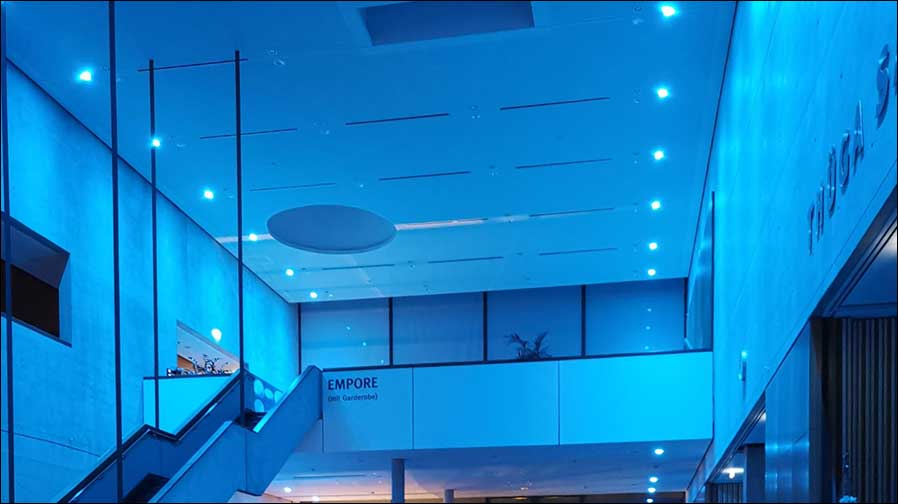 Gutes Licht mit vielen LED-Downlights in der Stadthalle Singen (Fotos: Markus Brodbeck / Stadthalle Singen)