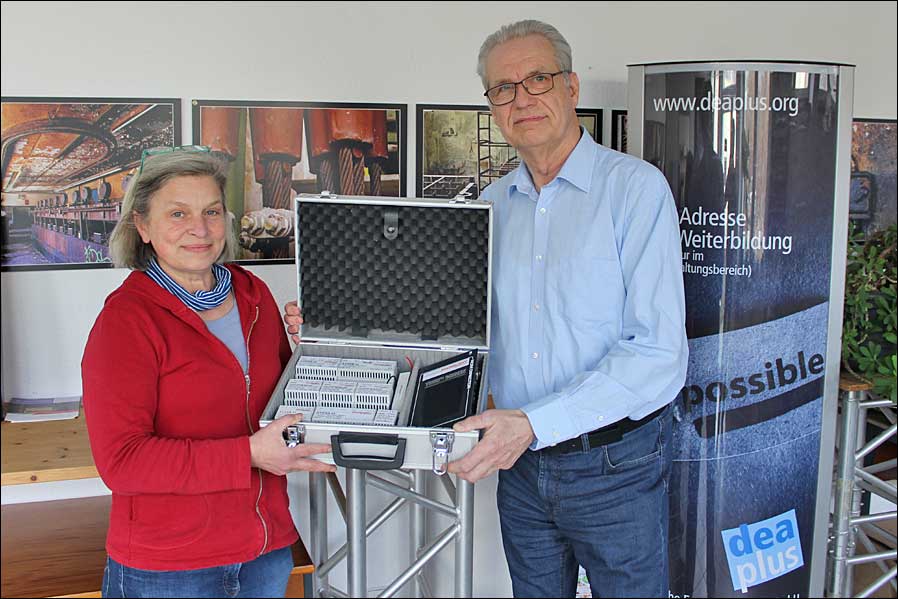 Eckart Steffens von SOUNDLIGHT übergibt Analog- und Digitaloszilloskope sowie einen Experimentierkoffer für DMX512- und DMX-RDM-Technik an Anke Lohmann von der Deutschen Event Akademie (Foto: Deutsche Event Akademie).