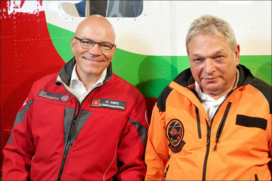 Kersten Enke, Leiter der Johanniter-Akademie Niedersachsen/Bremen (links) mit Volker Hubrich , dem leitenden HEMS-TC („Helicopter Emergency Medical Services Technical Crew Member“).