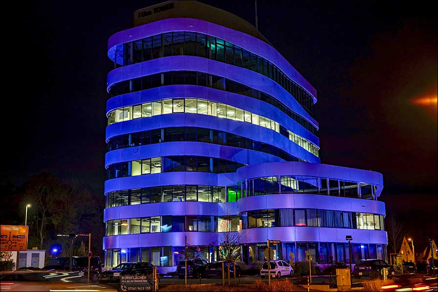 Der i Live Tower in Aalen ist nun auch bei Dunkelheit nicht mehr zu übersehen.