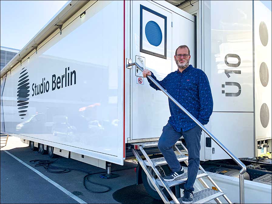 Matthias Alexandru vor dem neuen Ü10-Truck von Studio Berlin.