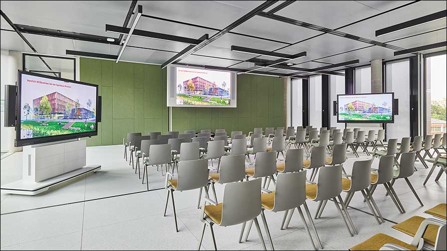 Multifunktionaler Konferenzbereich: mobile Trennwände, fahrbare Medienstelen und flexible Positionierung der LED-Wand mittels Laufschiene