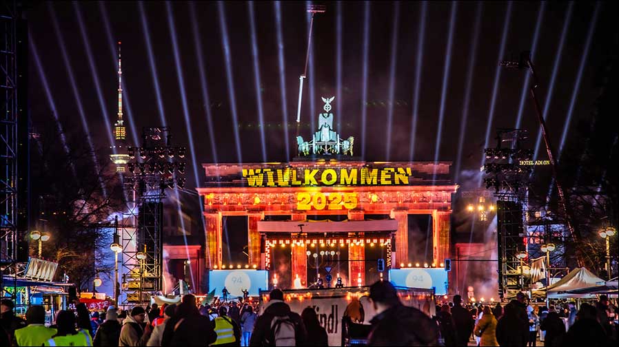 Silvester am Brandenburger Tor: Rund 65.000 Feiernde vor Ort, Millionen vor den Fernsehern … (Fotos: Der Gottwald, www.der-gottwald.de)