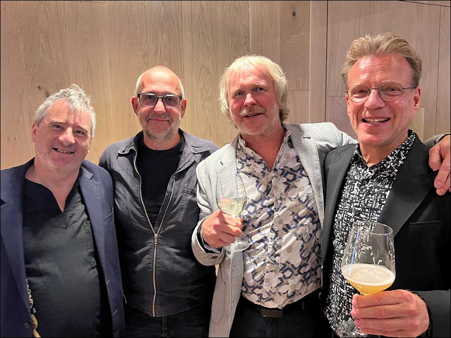 Sie hatten alle Grund zu feiern: Florian Maier (Regional Sales Manager bei ETC), Kalle Karindi (Focus Point Systems), Margus Sepman (City Theatre) und Klaus Althoff (Sales Manager bei ETC) (Fotos: ETC).