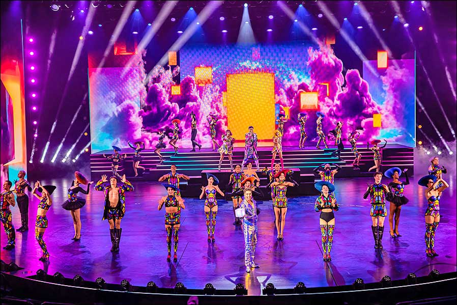 Licht im Übermaß: "Blinded by Delight" im Berliner Friedrichstadt-Palast (Fotos: Paul Clarke)