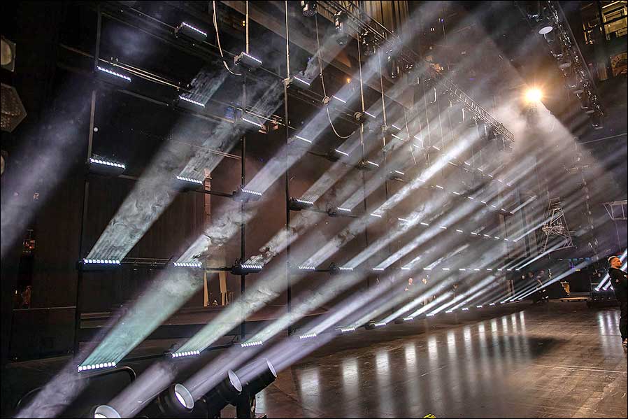 Licht im Übermaß: "Blinded by Delight" im Berliner Friedrichstadt-Palast (Fotos: Paul Clarke)