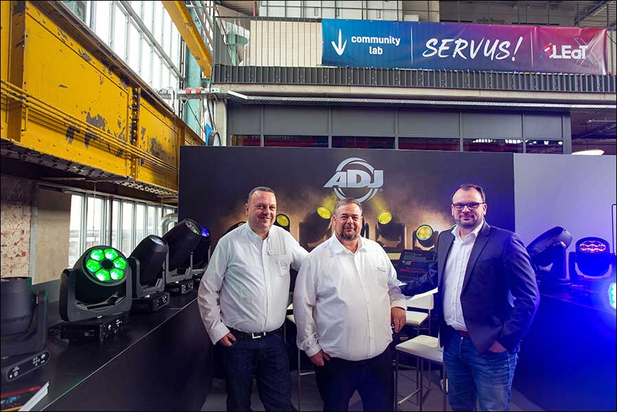 LEaT X 2026: Gute Laune: das Team von ADJ (Foto: Tom Becker / DieReferenz)