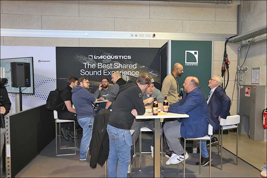 LEaT X 2026: Auch bei L-Accoustics hatten alle gut zu tun (Foto: Tom Becker / DieReferenz)