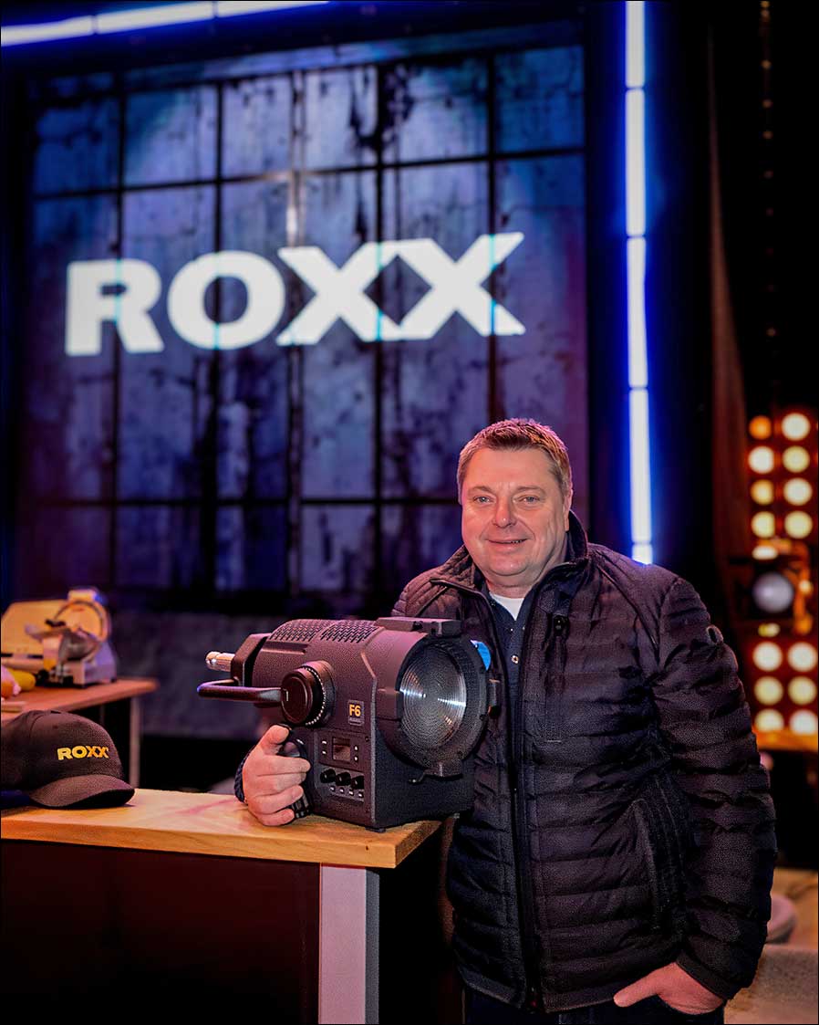 Marcus Schwarz von der Roadshow GmbH am Stand von ROXX auf der ISE 2026 (Foto: ROXX)